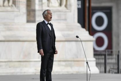 Andrea Bocelli singt in Mailand vor einem leeren Domplatz für die Hoffnung