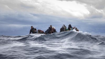 Malta lässt hunderte Migranten nach fast 40 Tagen auf See an Land gehen