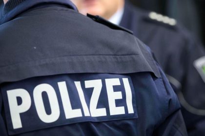 Polizisten bei Masken-Streit schwer verletzt – Razzien
