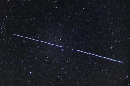 Perlenkette aus Satelliten am Himmel zu sehen