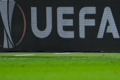 Geisterspiele und Abbrüche: Europas Fußball in der Krise