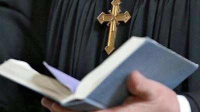 Gottesdienstbesucher schlägt während Messe Pfarrer nieder – Täter entkommt unerkannt