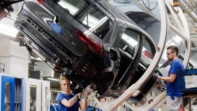 Wolfsburg: VW schaltet am Stammsitz wieder Bänder an – Gesundheit geht vor Stückzahl