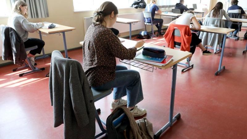 Neustrelitzer Gymnasium markiert Corona-getestete Schüler mit grünem Punkt – Psychologe warnt vor Risiko