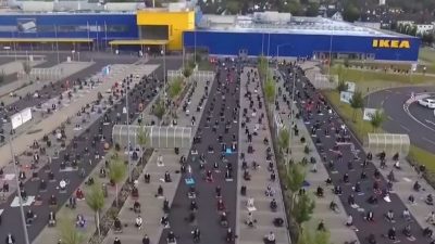 Mit 1,5 bis 2 Meter Abstand: 800 Muslime nutzen Ikea-Parkplatz für Ramadan-Gebet