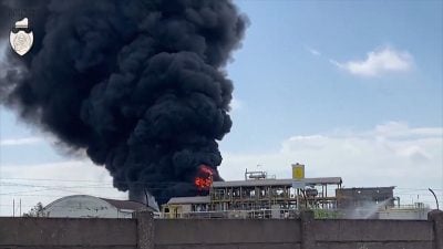 Rauchschwaden bei Großbrand in Chemiefabrik nahe Venedig