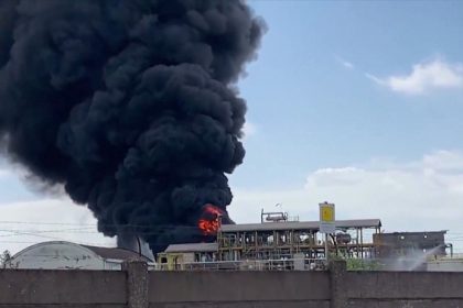 Rauchschwaden bei Großbrand in Chemiefabrik nahe Venedig