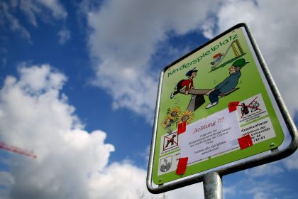 Spielplatz auf: Erste Länder setzen Corona-Lockerungen um