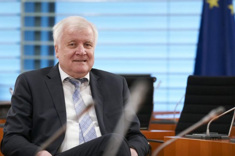 Streit um Corona-Papier: Wissenschaftler fordern Antworten von Seehofer