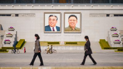 Pjöngjang: Porträts von Vater und Großvater von Diktator Kim entfernt