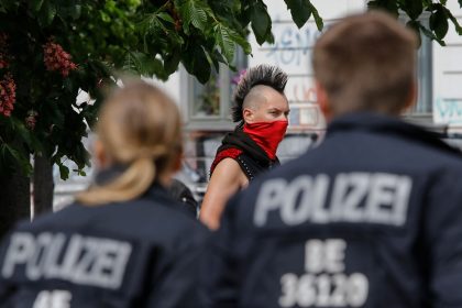 Tausende Linke demonstrieren trotz Corona-Krise in Berlin – 18 Polizisten verletzt
