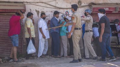 Chaos vor Alkoholgeschäften in Indien nach Lockerung von Corona-Ausgangssperre