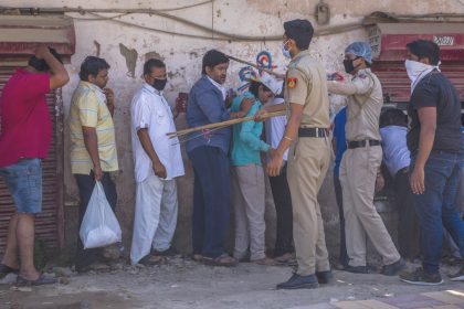Chaos vor Alkoholgeschäften in Indien nach Lockerung von Corona-Ausgangssperre