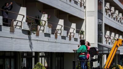 Not macht erfinderisch: Portugiesisches Pflegeheim setzt Kran für Besuche in Corona-Krise ein