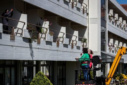 Not macht erfinderisch: Portugiesisches Pflegeheim setzt Kran für Besuche in Corona-Krise ein