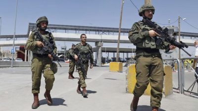 Palästinenser fährt im Westjordanland in Gruppe israelischer Soldaten