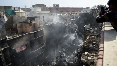 Überlebender berichtet von Flugzeugabsturz in Pakistan: „Ich sah überall nur Flammen“