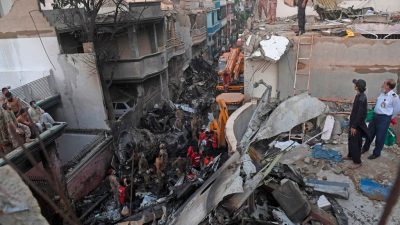 Dutzende Todesopfer bei Flugzeugabsturz in Pakistan – Häuser schwer beschädigt