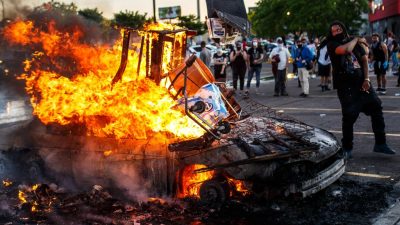 Unruhen weiten sich in den USA aus – Protestlerin wegen versuchten Mordes an Polizisten angeklagt