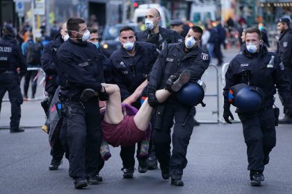 Mehr als tausend Linke demonstrieren trotz Corona-Krise in Berlin