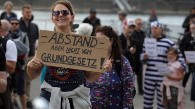 Nach regionalen SARS-CoV-2-Ausbrüchen: Kontroverse Debatte um Corona-Regeln in Deutschland