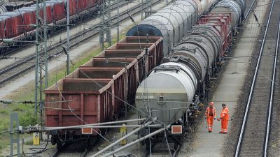 Tagelange Verspätungen: Hunderte Güterzüge stehen auf freier Strecke