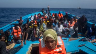 Chaos auf Lampedusa: Tausende Migranten erreichen Insel – Salvini spricht von „Akt des Krieges“