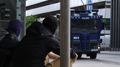 Corona-Demos deutschlandweit: Polizei setzt Wasserwerfer in Hamburg ein