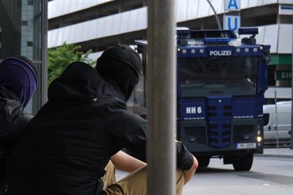 Corona-Demos deutschlandweit: Polizei setzt Wasserwerfer in Hamburg ein