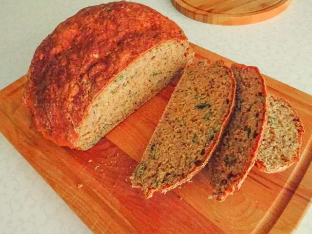Das angeschnittene Dinkel-Körnerbrot.