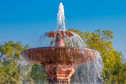 Bei einem Springbrunnen – Theodor Körner
