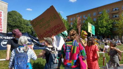 Corona-Demos in Berlin: Teils friedlich, teils aggressiv – Zahlreiche Festnahmen, mehrfacher Pfefferspray-Einsatz