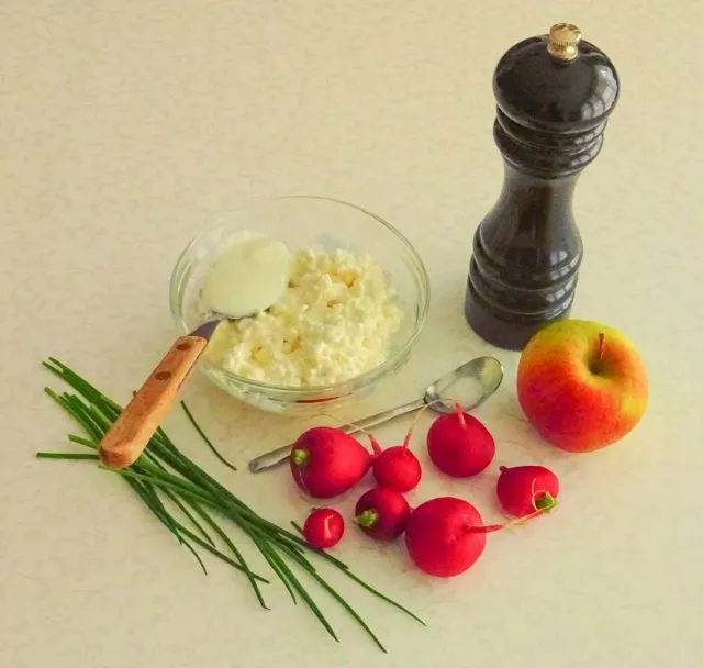 Zutaten für den bunten Sommeraufstrich mit Radieschen und Apfel.