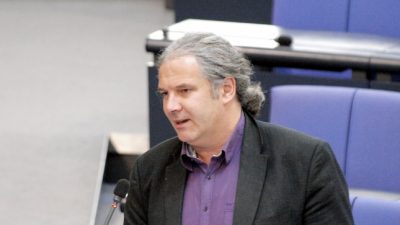 „Verschwörungsgläubige und Aluhutträger“: Kritik an Linksfraktionsvize wegen Demo-Teilnahme aus eigener Partei