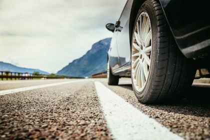 Mann fährt mit Auto absichtlich in Fußgängergruppe – Beziehungstat vermutet