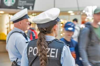 Versuchter Totschlag nach Geschwindigkeitskontrolle – Haftbefehl am Flughafen Tegel vollstreckt