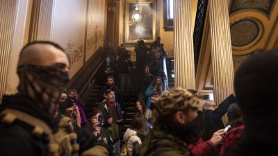USA: Bewaffnete Demonstranten dringen ins Parlament von Michigan ein