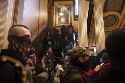 USA: Bewaffnete Demonstranten dringen ins Parlament von Michigan ein