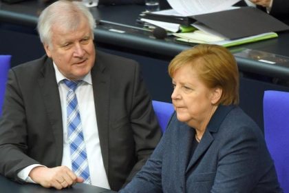 „Wir schaffen das“: Seehofer kritisiert Merkels Haltung in der Flüchtlingskrise erneut