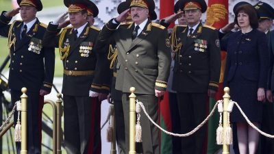 Belarus feiert weltweit einzige Militärparade zum Kriegsende – Tausende Soldaten und Zuschauer ohne Virenschutz
