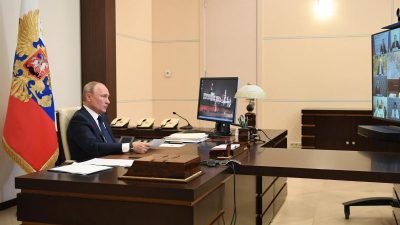 Putin zeigt sich erstmals seit gut zwei Wochen wieder im Kreml