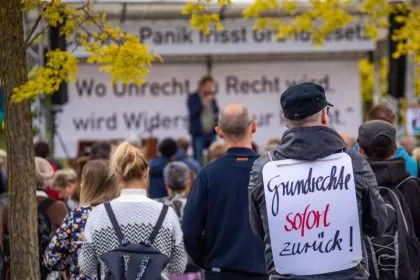 Tausende Menschen in Deutschland demonstrierten am Montag weiter gegen Corona-Maßnahmen