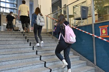 In Österreich gehen viele Kinder wieder zur Schule – So läuft es im Nachbarland
