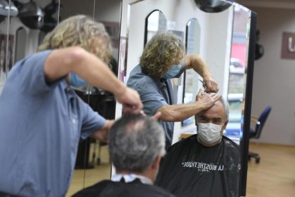 Weiterhin Run auf Friseure – Rasuren mit Visier oder FFP-2-Maske wieder erlaubt