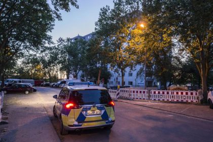 Gruppe von rund 50 Männern greift Polizisten mit Steinen an