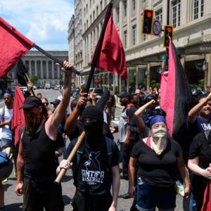 Erste Ausreisen: Antifa-Funktionäre verlassen die USA nach Terroreinstufung