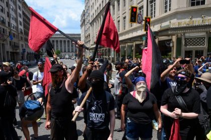 Erste Ausreisen: Antifa-Funktionäre verlassen die USA nach Terroreinstufung