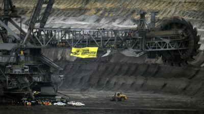 Aktivisten besetzen Braunkohle-Bagger im Tagebau Garzweiler und Jänschwalde