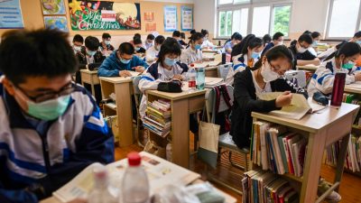 Chinesisches Regime sucht „politisch korrekte“ Lehrer für Hongkong und Macao
