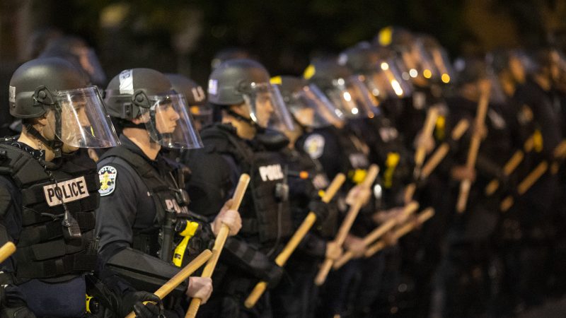 Frust über Ausschreitungen: Polizisten von Louisville verlassen den Raum bei Bürgermeisteransprache